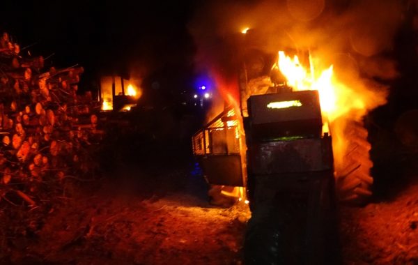 La Araucanía: encapuchados disparan a tenencia de Carabineros y queman maquinaria forestal