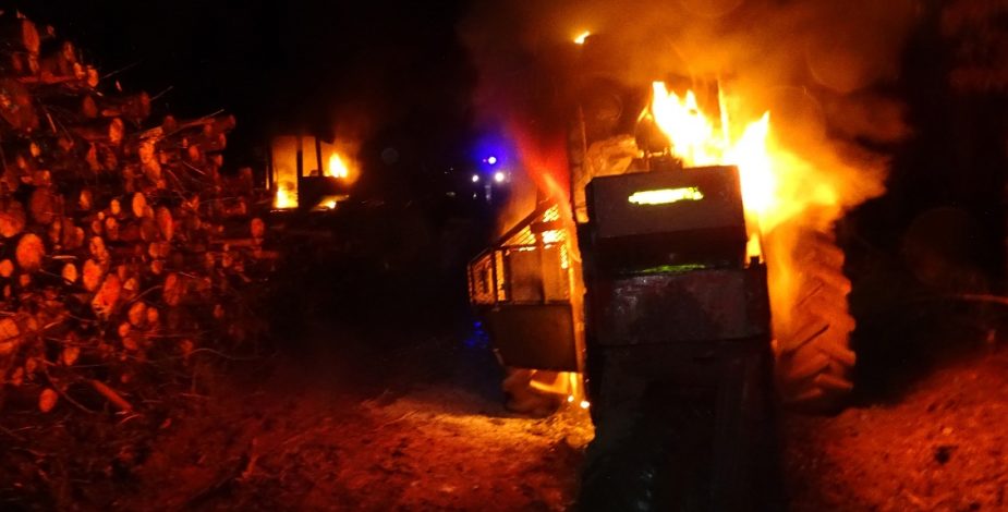 La Araucanía: encapuchados disparan a tenencia de Carabineros y queman maquinaria forestal
