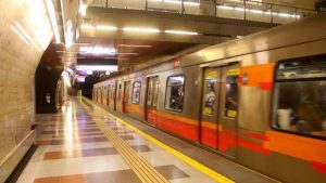 Metro cierra 10 estaciones de Línea 4 por una persona en las vías