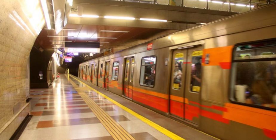Metro cierra 10 estaciones de Línea 4 por una persona en las vías