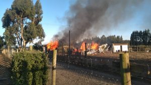 Ataque incendiario en Cañete: sujetos queman inmuebles de trabajador forestal
