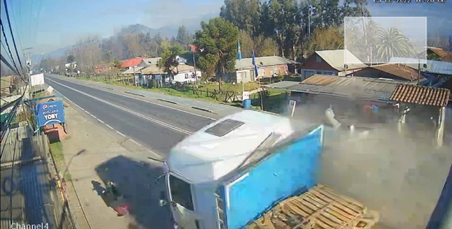 Mujer salva milagrosamente del choque de dos camiones en Coltauco