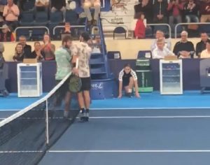 Tenistas Corentin Moutet y Adrian Andreev se fueron a los golpes después que finalizó el partido en el Challenger de Orleans
