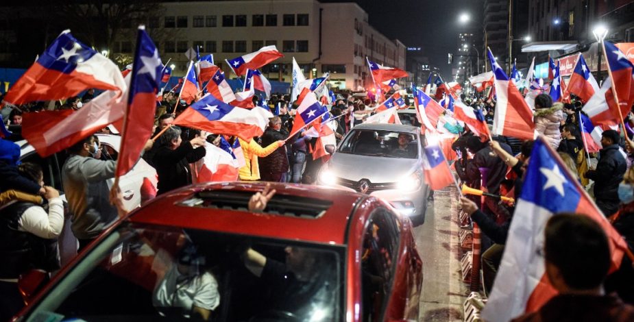 ADN: Un 48% cree que Chile Vamos no cumplirá con su compromiso para una nueva Constitución