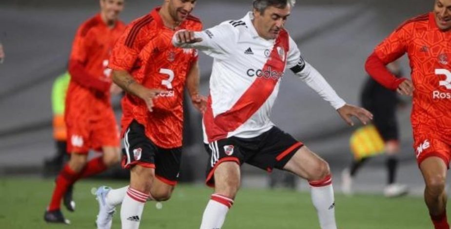 Con 60 años: El golazo de Enzo Francescoli con la camiseta de River Plate