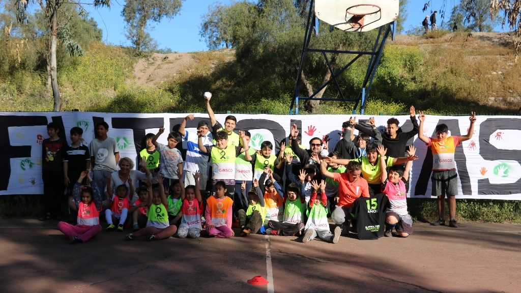 Integrantes de la UC comparten con niños de la Fundación Fútbol Más en Maipú
