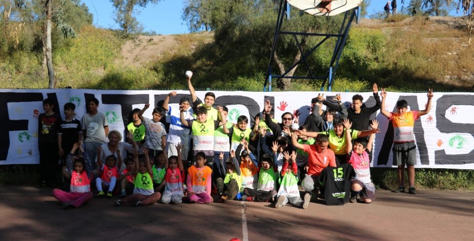 Integrantes de la UC comparten con niños de la Fundación Fútbol Más en Maipú