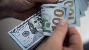 Dólar en Chile: divisa abre a la baja y desciende de los $950