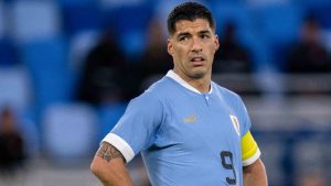 "Estamos consternados con esto": Hinchas de Peñarol destrozan estatua de Luis Suárez con la camiseta de Uruguay
