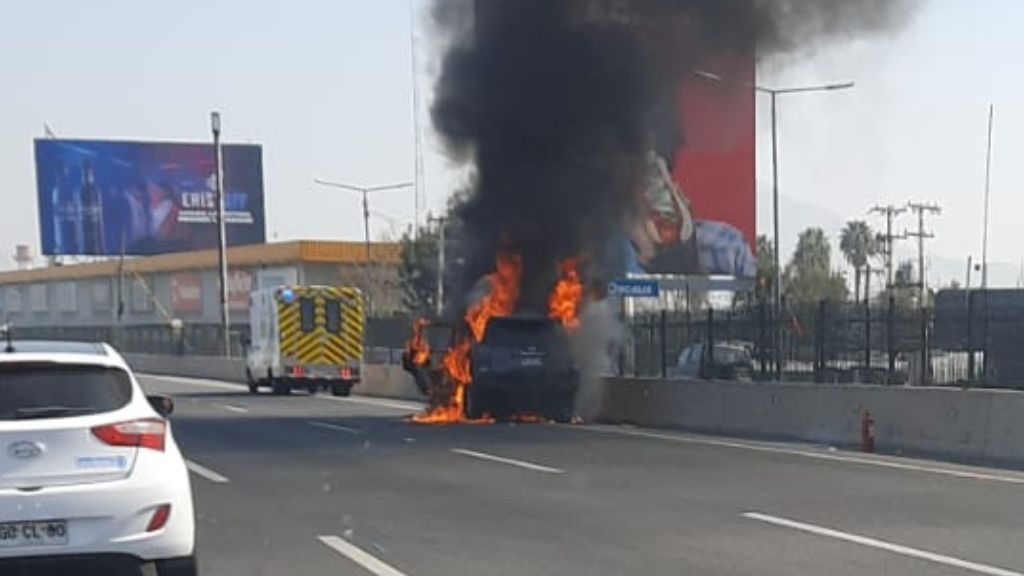 Dos delincuentes baleados y un automóvil de la PDI incendiado deja persecución en autopista Costanera Norte