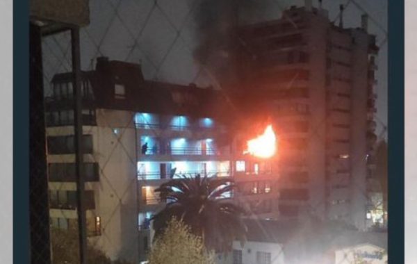 Bomberos trabajan en el incendio en un departamento en Las Condes