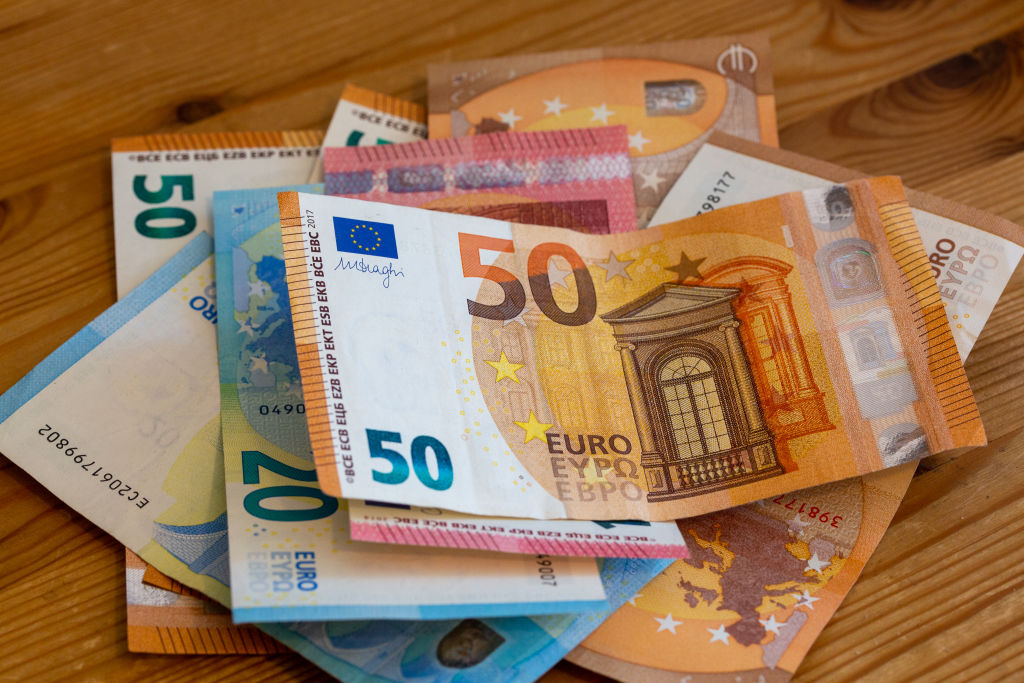 Un grupo de billetes de euros sobre una mesa en la ciudad de Berlín
