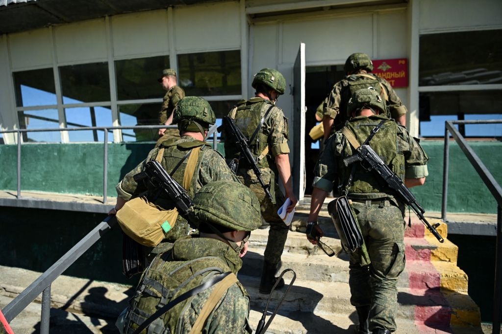 Soldados de Rusia participan en ejercicios cerca de Yuzhno-Sakhalinsk