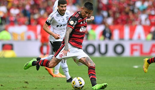 Flamengo informó que Erick Pulgar volvió lesionado a Brasil tras su participación en la Roja