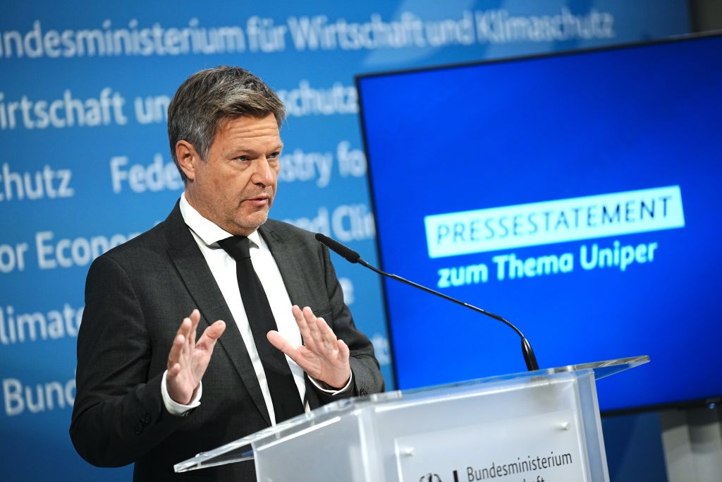 El ministro de economía alemán Robert Habeck habla ante la prensa