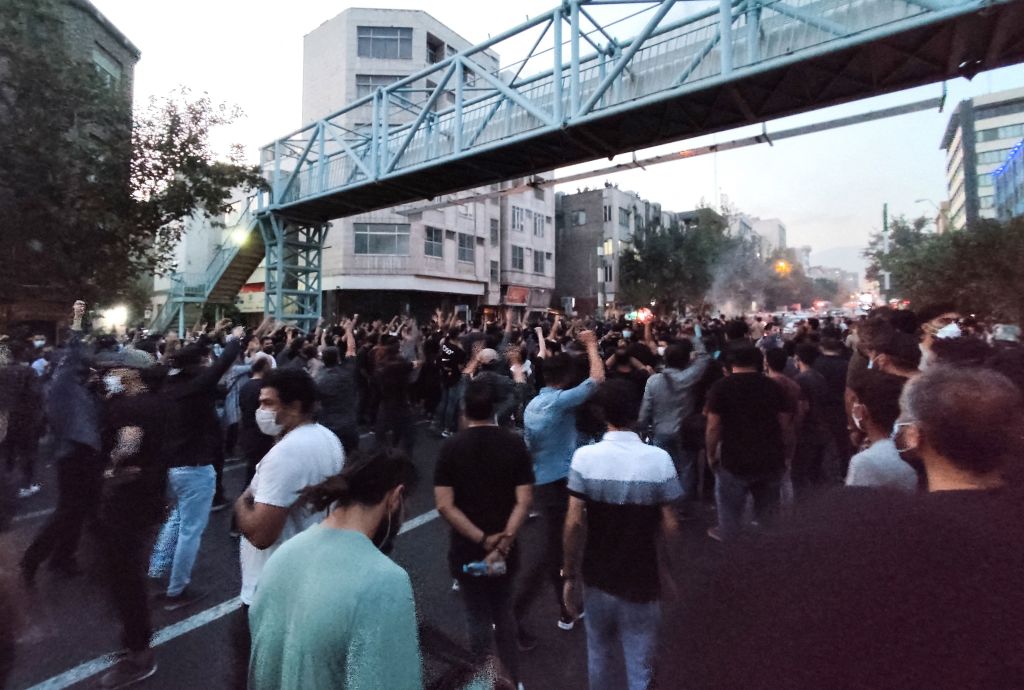 Personas protestan en Teherán por la muerte de Mahsa Amini en Irán