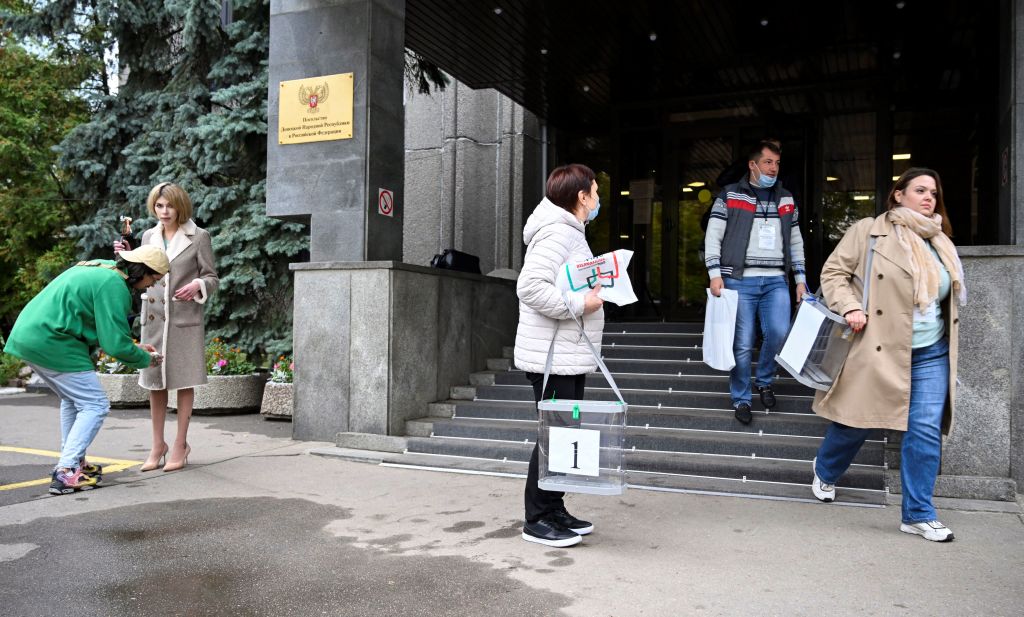 Miembros de la comisión electoral trasladan los votos en Donetsk