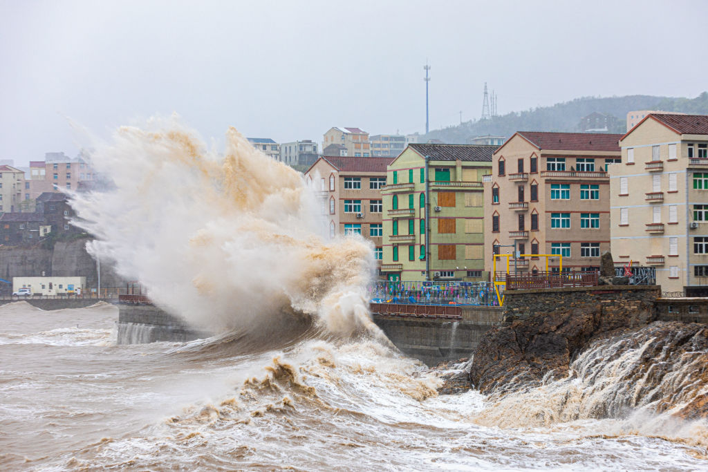 La marea amenaza los edificios en la ciudad de Wenling en China