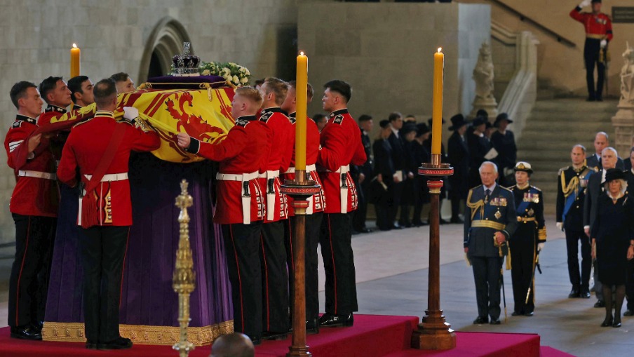 Féretro de la Reina Isabel II llega a la capilla ardiente en Westminster