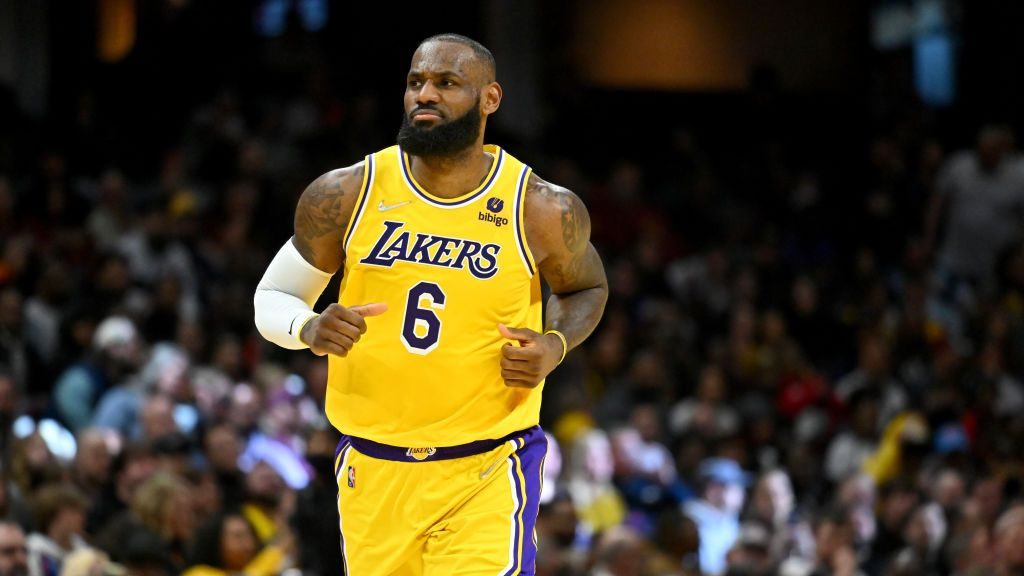 LeBron James cuestiona a la NBA por la sanción impuesta contra el propietario de los Suns