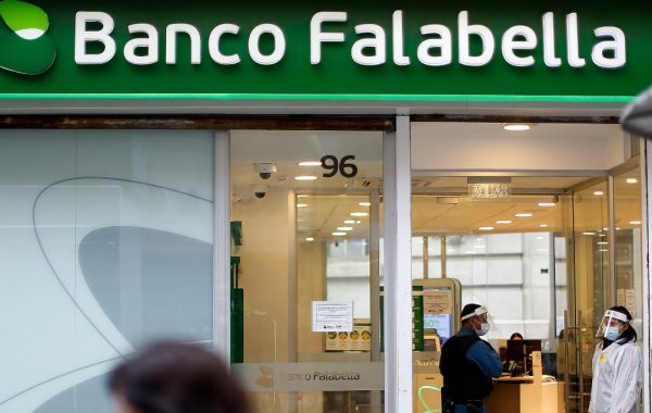 Sernac oficia a Banco Falabella tras problemas en sitio web y aplicaciones móviles
