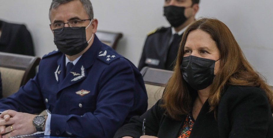 Tras hackeo a correos: ministra Maya Fernández se reúne a esta hora con comandantes de las Fuerzas Armadas