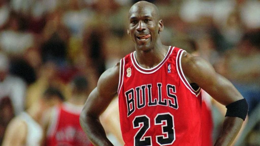 ¡La más valiosa! Subastan camiseta de Michael Jordan en 10.1 millones de dólares