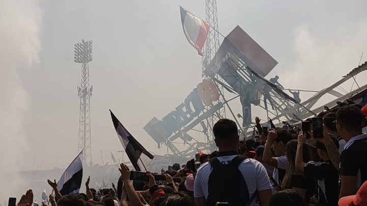 Arengazo en el Monumental termina con accidente provocado por hinchas de Colo Colo que se subieron al techo