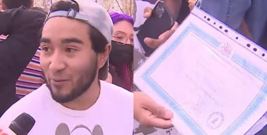 Fan chileno de Dua Lipa llevó su diploma de cuarto medio para conseguir su autógrafo