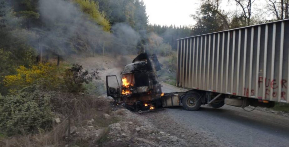 Atentado en Mulchén deja dos camiones, una camioneta y maquinaria forestal incinerada