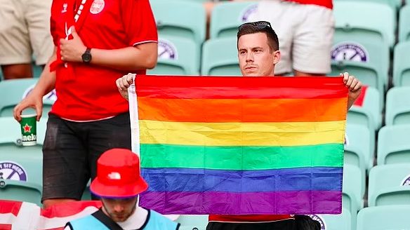 “Si se viste apropiadamente…”: la discriminación que atenta contra la comunidad LGBTIQ+ en el Mundial de Qatar 2022