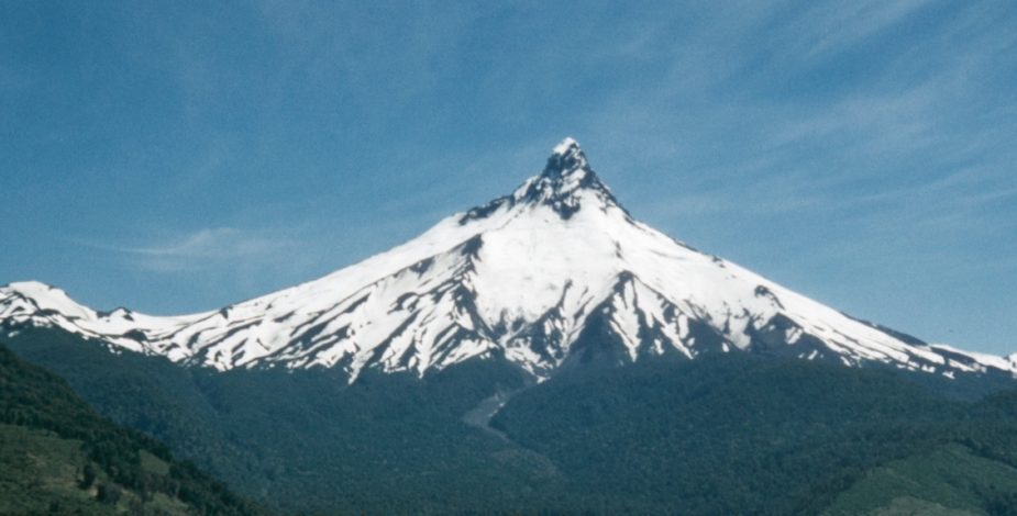 Detectives y Servicio Médico Legal realizan peritajes a cuerpos de militares encontrados en el volcán Puntiagudo en Osorno