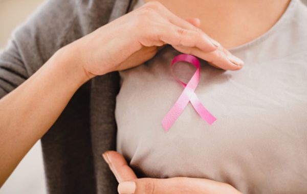 Mes del Cáncer de Mama: cirujana recalca importancia del autoexamen en la detección temprana de la enfermedad