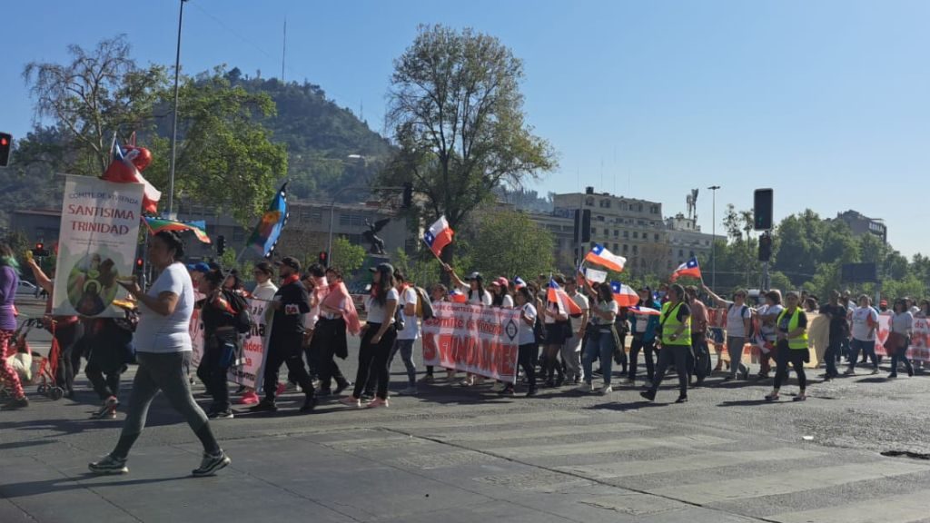 Marcha de comités de vivienda provoca desvíos en la Alameda