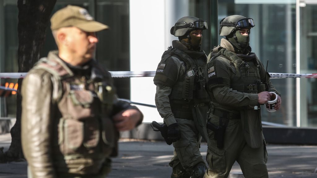 Bomba en edificio de Las Condes: testigo asegura que trabajador ingresó el artefacto por equivocación