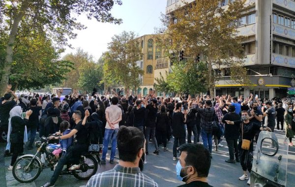 Líder religioso de Irán culpa a Estados Unidos de protestas