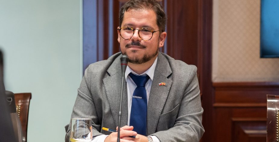 Embajador de Chile en España Javier Velasco por polémicas fotos: “No se repetirá algo como esa publicación”