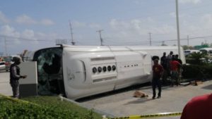 Dos personas fallecidas tras accidente de bus en Punta Cana: hay cuatro chilenos involucrados