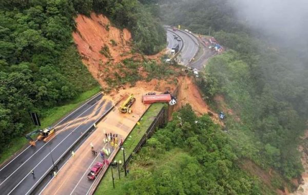 Brasil: dos muertos y 30 desaparecidos en derrumbe carretero