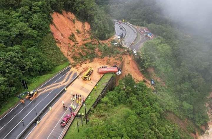 Brasil: dos muertos y 30 desaparecidos en derrumbe carretero