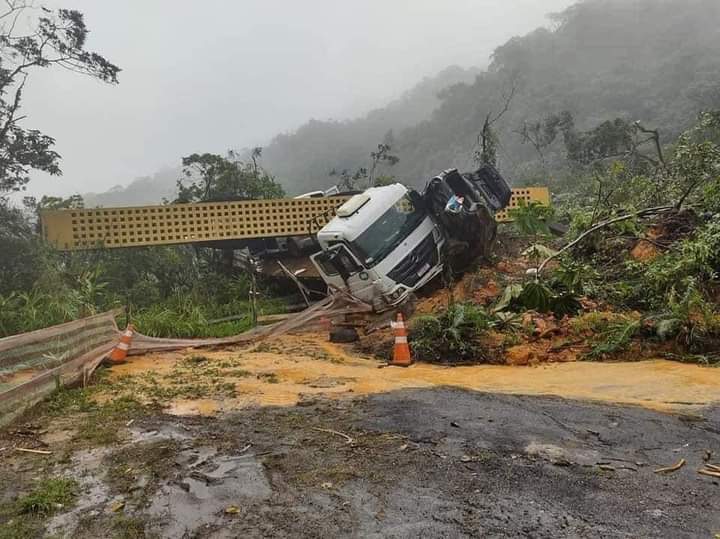 Deslizamiento atrapa a un camión en la carretera de Paraná en Brasil
