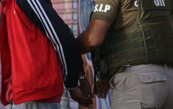 Sujeto termina detenido tras secuestrar a mecánico en San Antonio: exigía más de un millón de pesos para su liberación