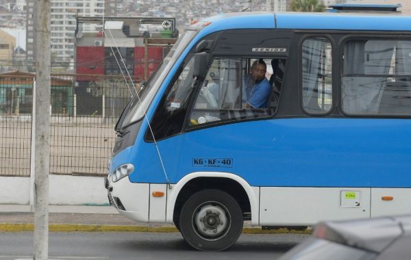 Más de 400 microbuseros de Puerto Montt se suman a paro de camioneros