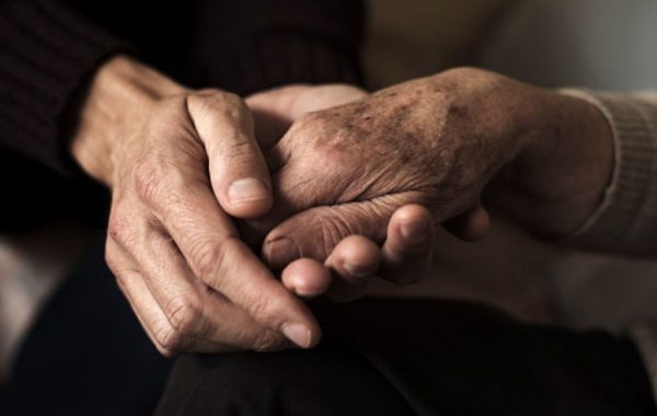 "Somos una sociedad que niega el deterioro y la muerte": psiquiatra de la ACHS hace radiografía de la salud mental de los adultos mayores en el país