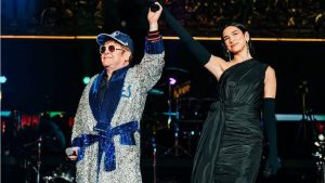 Elton John sube a Dua Lipa al escenario para cantar "Cold Heart" en su concierto de despedida