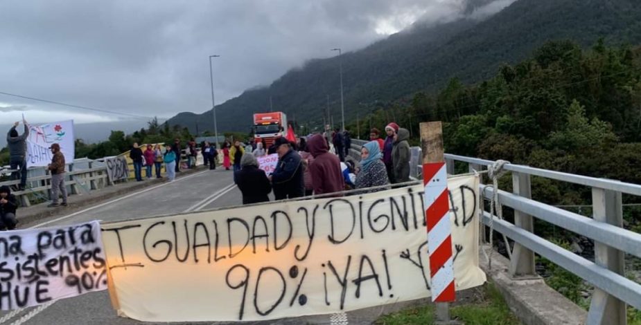 Asistentes de la educación interrumpen acceso a Hualaihué: exigen asignación por trabajos en zonas extremas