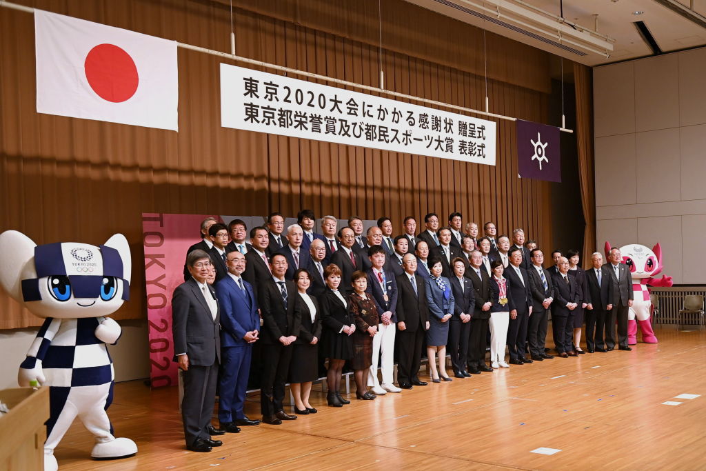 Autoridades de Tokio en un evento para destacar a voluntarios de JJOO 2020