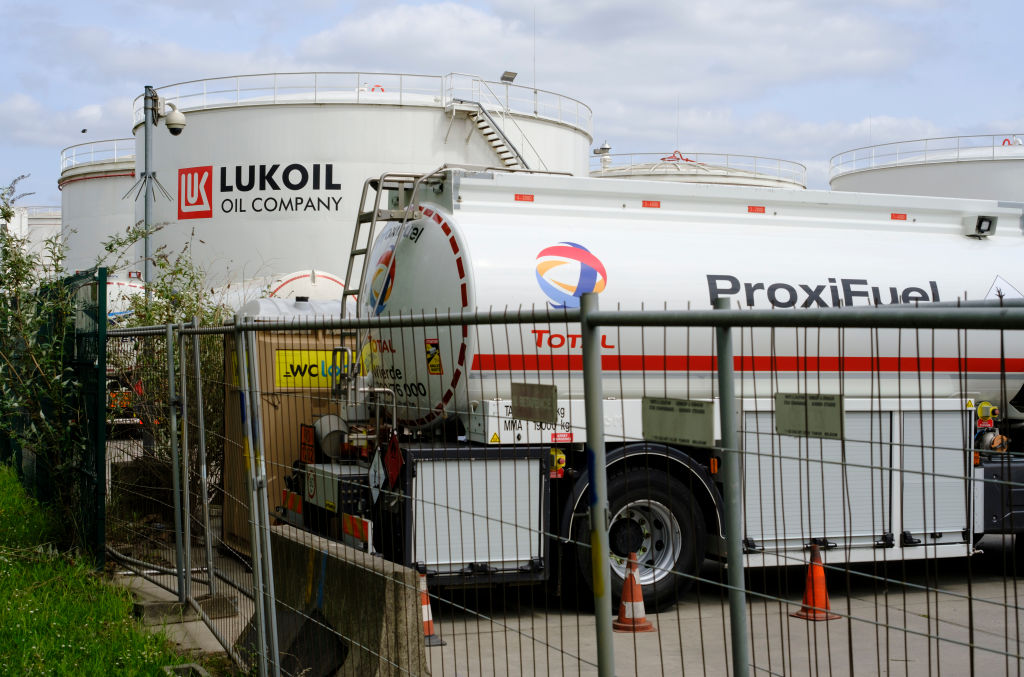 En Bélgica impiden la venta de petróleo del gigante energético ruso Lukoil
