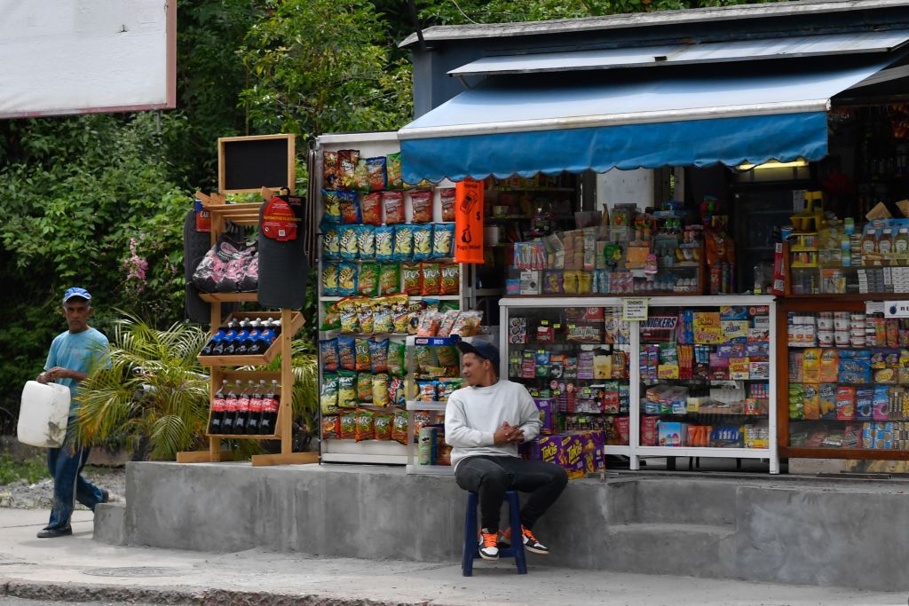 Una tienda espera clientes en un barrio de la ciudad de Caracas en Venezuela