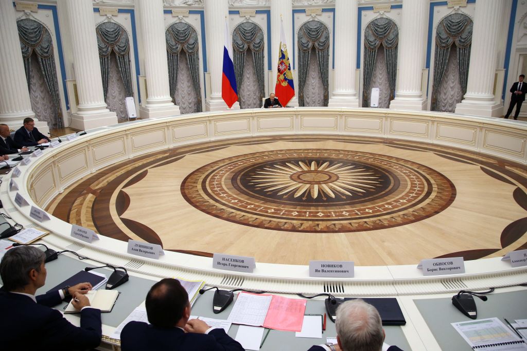 El consejo de defensa y de industria militar de Rusia reunido en el Kremlin